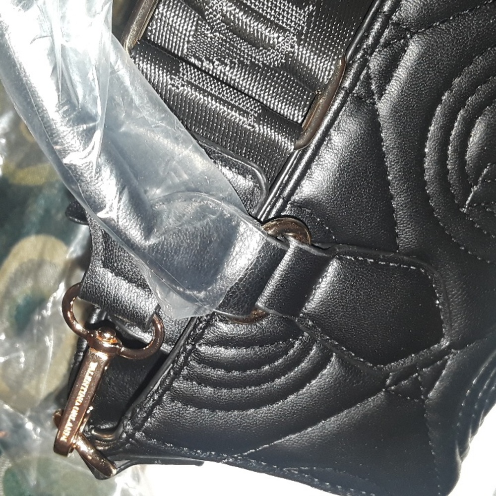 Orlandi Valentino Black Quilted Women's Bag BNWT Vegan Leather Goldtone Charm - Picture 10 of 10